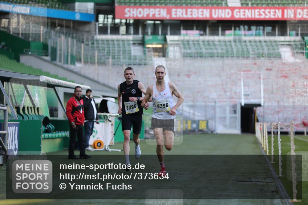 06.10.2024 - 19. swb-Marathon Bremen Yannick Fuchs http://msf.ph/oto/7373634 06.10.2024 10:14:48 Laufen im Stadion 41, 8350, 8395, 8396, 8667 meine-sportfotos.de