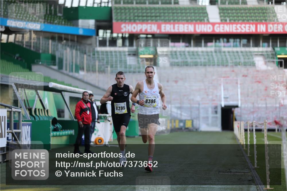 06.10.2024 - 19. swb-Marathon Bremen Yannick Fuchs http://msf.ph/oto/7373652 06.10.2024 10:14:48 Laufen im Stadion 41, 8350, 8395, 8396, 8667 meine-sportfotos.de