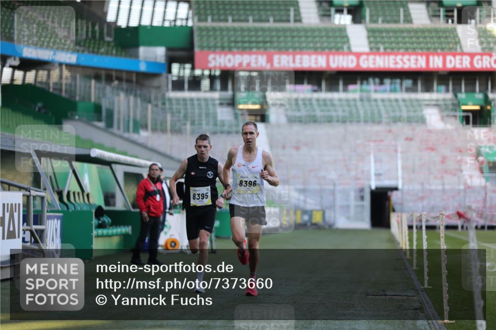 06.10.2024 - 19. swb-Marathon Bremen Yannick Fuchs http://msf.ph/oto/7373660 06.10.2024 10:14:48 Laufen im Stadion 41, 8350, 8395, 8396, 8667 meine-sportfotos.de