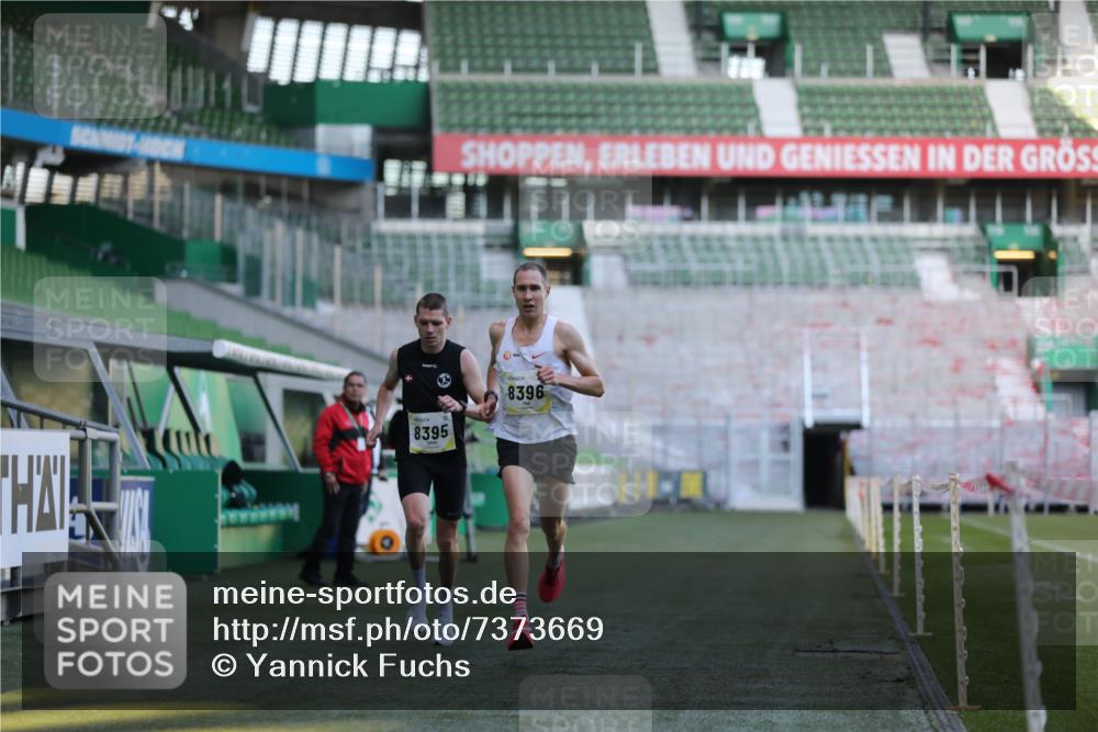 06.10.2024 - 19. swb-Marathon Bremen Yannick Fuchs http://msf.ph/oto/7373669 06.10.2024 10:14:49 Laufen im Stadion 41, 8350, 8395, 8396, 8667 meine-sportfotos.de