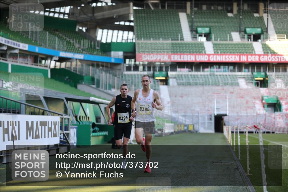 06.10.2024 - 19. swb-Marathon Bremen Yannick Fuchs http://msf.ph/oto/7373702 06.10.2024 10:14:49 Laufen im Stadion 41, 8350, 8395, 8396, 8667 meine-sportfotos.de