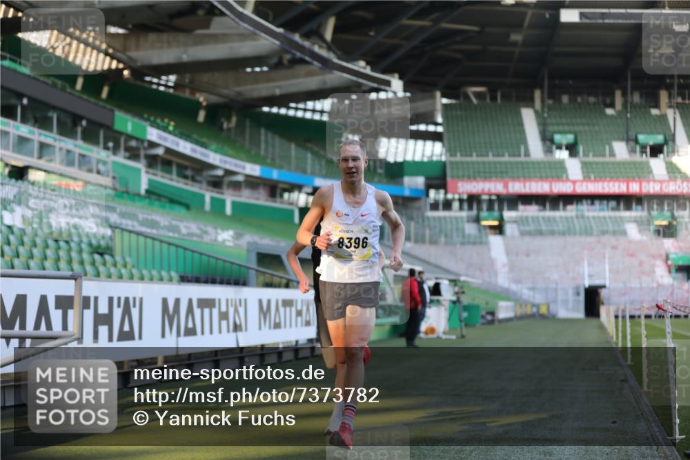 06.10.2024 - 19. swb-Marathon Bremen Yannick Fuchs http://msf.ph/oto/7373782 06.10.2024 10:14:50 Laufen im Stadion 41, 8350, 8395, 8396, 8667 meine-sportfotos.de