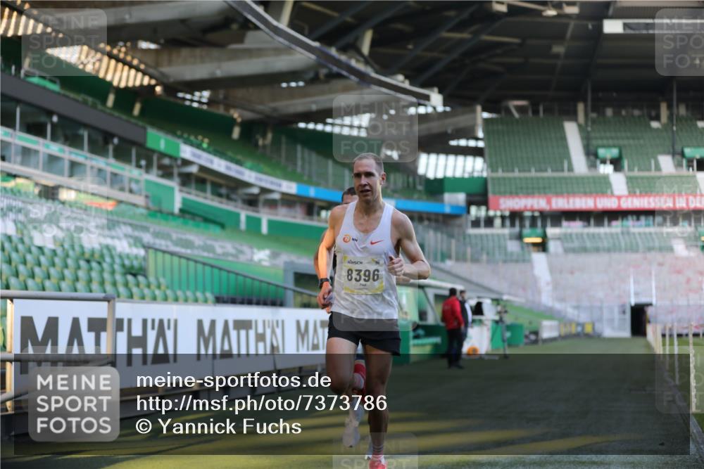 06.10.2024 - 19. swb-Marathon Bremen Yannick Fuchs http://msf.ph/oto/7373786 06.10.2024 10:14:51 Laufen im Stadion 41, 8350, 8395, 8396, 8667 meine-sportfotos.de