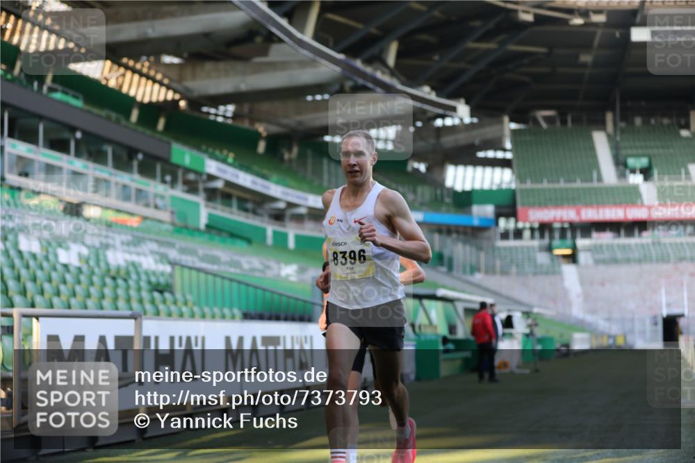06.10.2024 - 19. swb-Marathon Bremen Yannick Fuchs http://msf.ph/oto/7373793 06.10.2024 10:14:51 Laufen im Stadion 41, 8350, 8395, 8396, 8667 meine-sportfotos.de