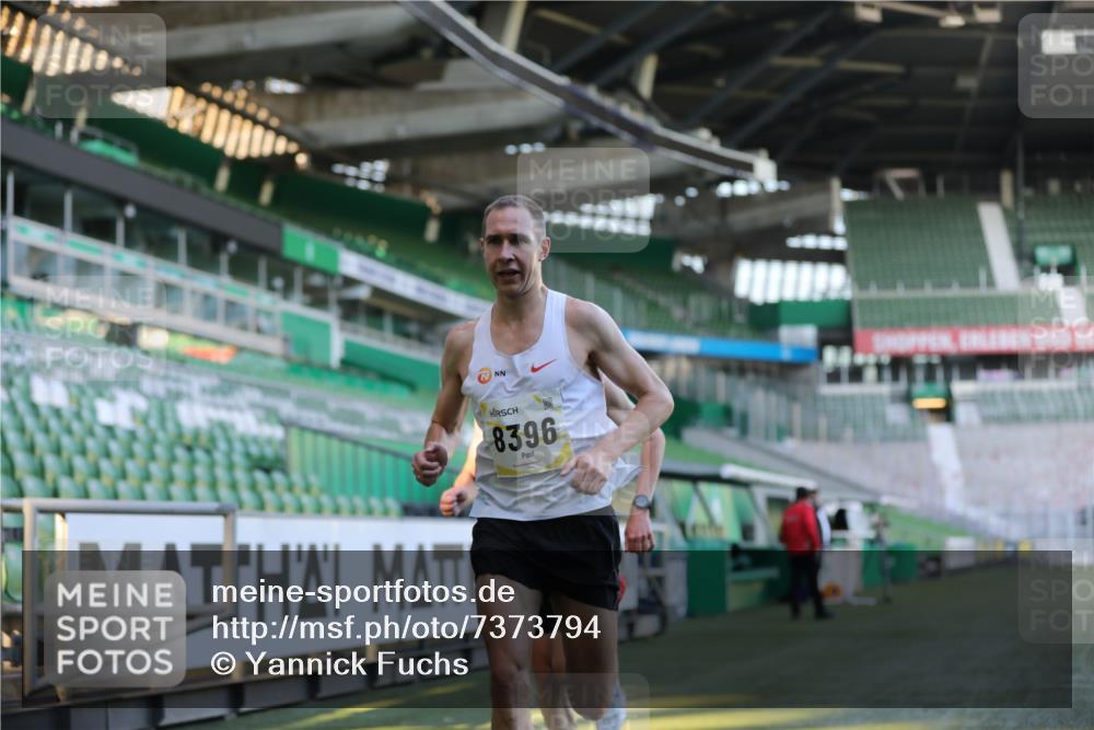 06.10.2024 - 19. swb-Marathon Bremen Yannick Fuchs http://msf.ph/oto/7373794 06.10.2024 10:14:51 Laufen im Stadion 41, 8350, 8395, 8396, 8667 meine-sportfotos.de