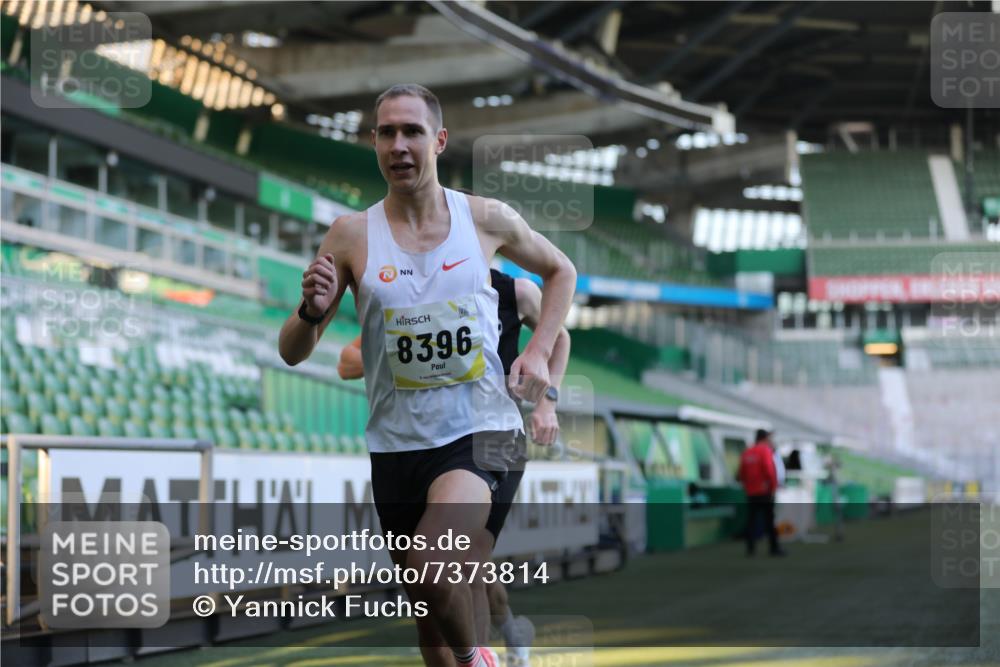 06.10.2024 - 19. swb-Marathon Bremen Yannick Fuchs http://msf.ph/oto/7373814 06.10.2024 10:14:51 Laufen im Stadion 41, 8350, 8395, 8396, 8667 meine-sportfotos.de