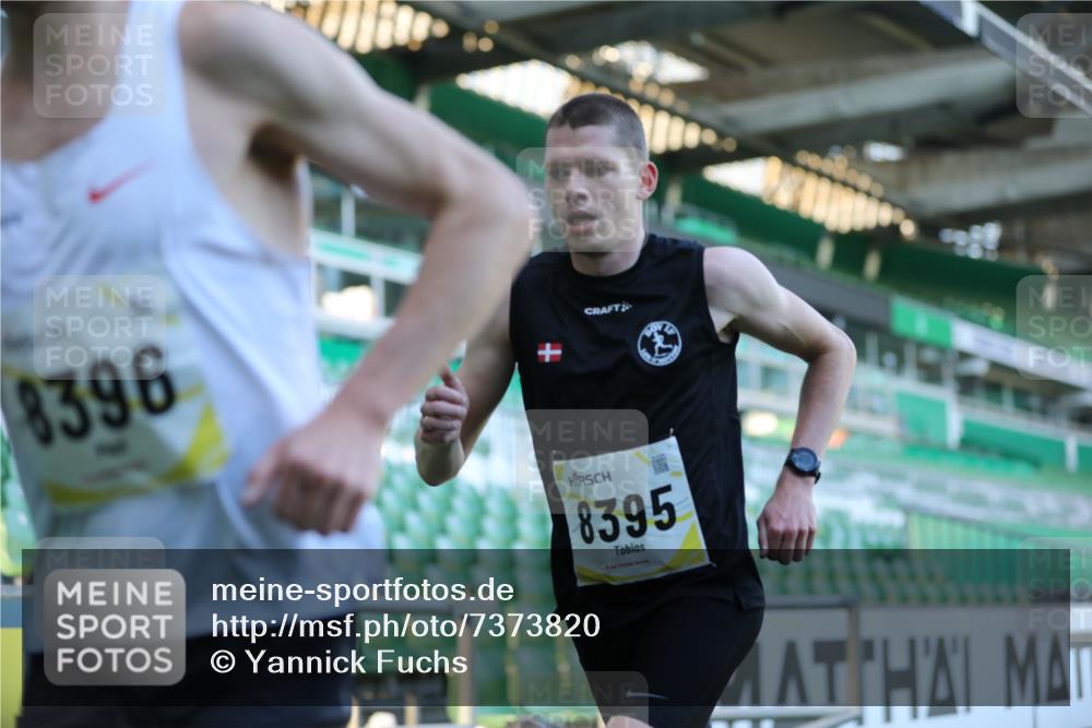06.10.2024 - 19. swb-Marathon Bremen Yannick Fuchs http://msf.ph/oto/7373820 06.10.2024 10:14:52 Laufen im Stadion 41, 8350, 8395, 8396, 8667 meine-sportfotos.de