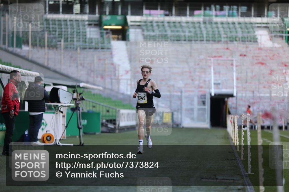 06.10.2024 - 19. swb-Marathon Bremen Yannick Fuchs http://msf.ph/oto/7373824 06.10.2024 10:15:20 Laufen im Stadion 8349, 8350, 8395, 8396 meine-sportfotos.de