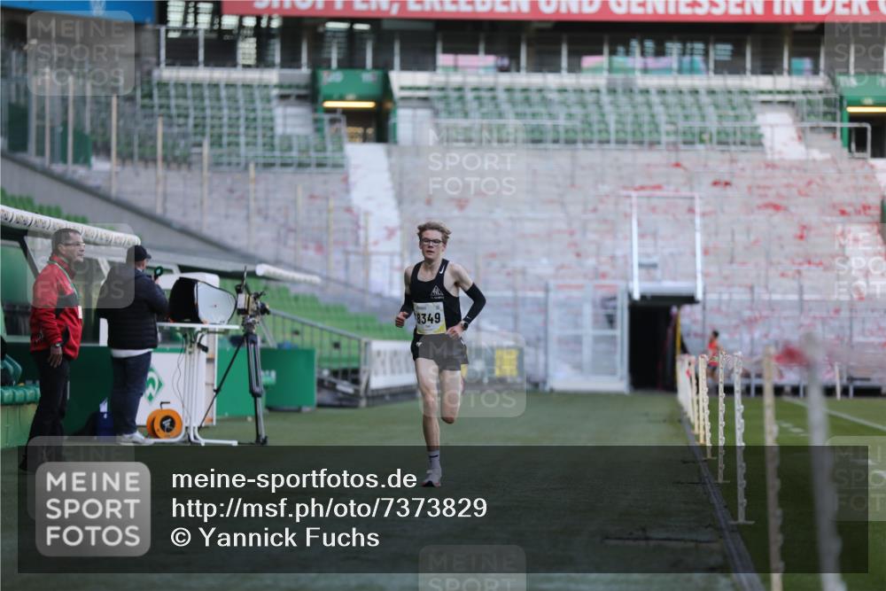 06.10.2024 - 19. swb-Marathon Bremen Yannick Fuchs http://msf.ph/oto/7373829 06.10.2024 10:15:20 Laufen im Stadion 8349, 8350, 8395, 8396 meine-sportfotos.de