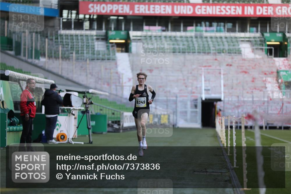 06.10.2024 - 19. swb-Marathon Bremen Yannick Fuchs http://msf.ph/oto/7373836 06.10.2024 10:15:20 Laufen im Stadion 8349, 8350, 8395, 8396 meine-sportfotos.de