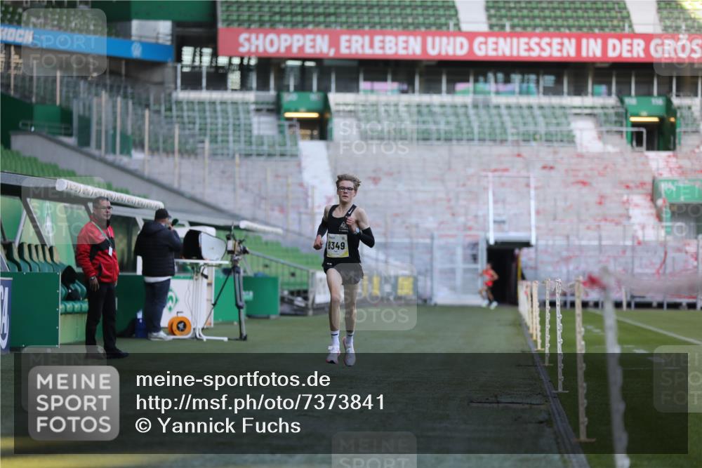 06.10.2024 - 19. swb-Marathon Bremen Yannick Fuchs http://msf.ph/oto/7373841 06.10.2024 10:15:21 Laufen im Stadion 8349, 8350, 8395, 8396 meine-sportfotos.de