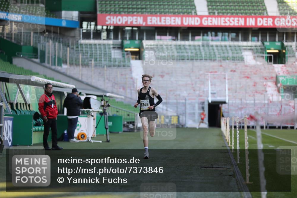 06.10.2024 - 19. swb-Marathon Bremen Yannick Fuchs http://msf.ph/oto/7373846 06.10.2024 10:15:21 Laufen im Stadion 8349, 8350, 8395, 8396 meine-sportfotos.de