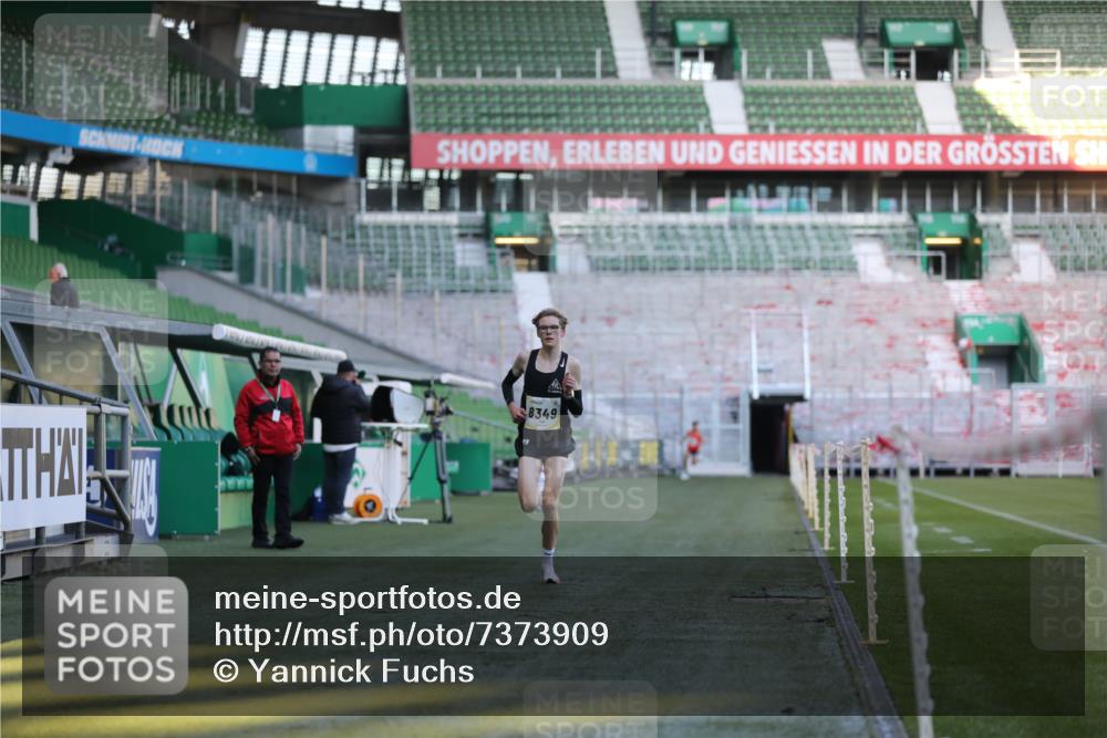 06.10.2024 - 19. swb-Marathon Bremen Yannick Fuchs http://msf.ph/oto/7373909 06.10.2024 10:15:21 Laufen im Stadion 8349, 8350, 8395, 8396 meine-sportfotos.de