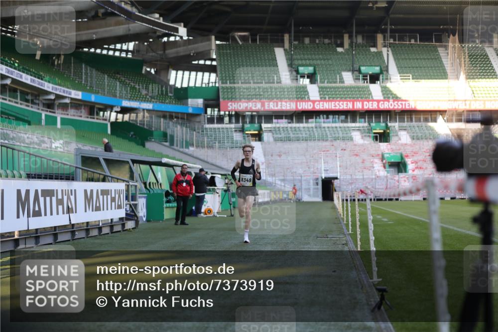 06.10.2024 - 19. swb-Marathon Bremen Yannick Fuchs http://msf.ph/oto/7373919 06.10.2024 10:15:22 Laufen im Stadion 8349, 8350, 8395, 8396 meine-sportfotos.de