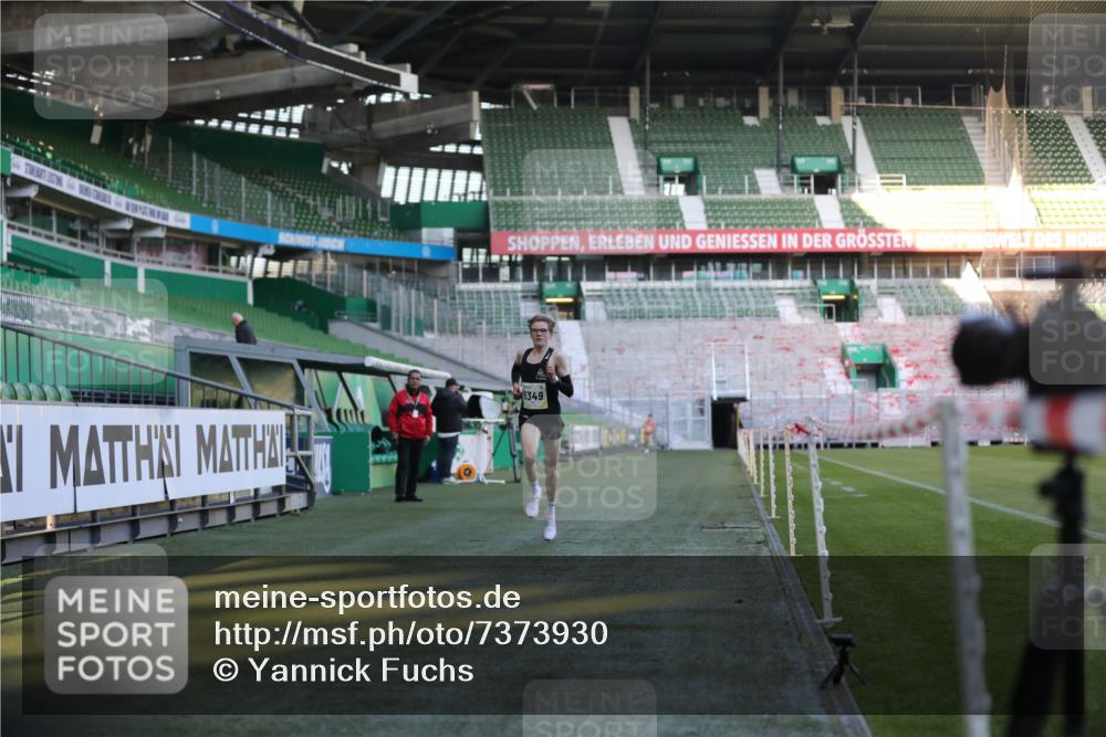 06.10.2024 - 19. swb-Marathon Bremen Yannick Fuchs http://msf.ph/oto/7373930 06.10.2024 10:15:22 Laufen im Stadion 8349, 8350, 8395, 8396 meine-sportfotos.de