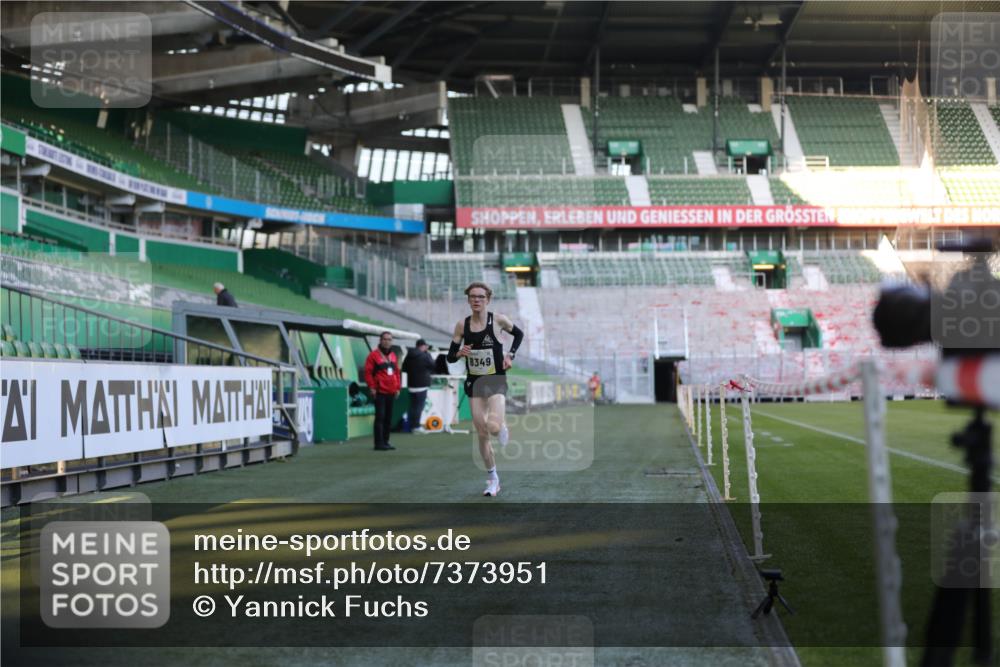 06.10.2024 - 19. swb-Marathon Bremen Yannick Fuchs http://msf.ph/oto/7373951 06.10.2024 10:15:22 Laufen im Stadion 8349, 8350, 8395, 8396 meine-sportfotos.de