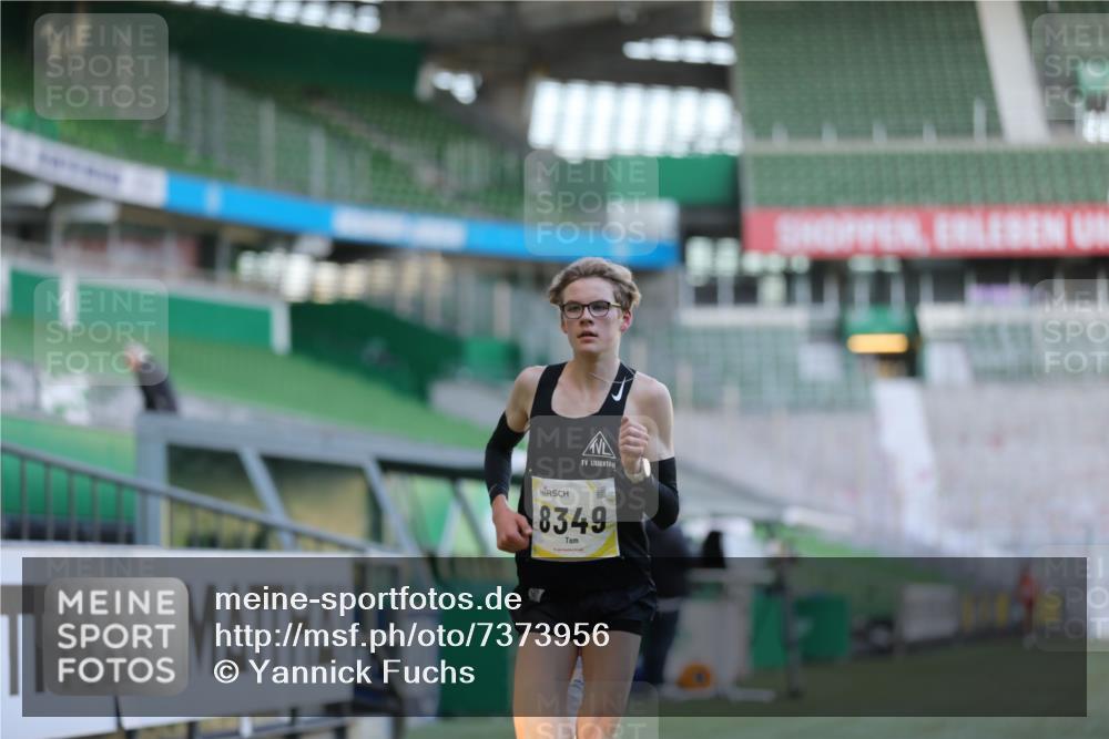 06.10.2024 - 19. swb-Marathon Bremen Yannick Fuchs http://msf.ph/oto/7373956 06.10.2024 10:15:23 Laufen im Stadion 8349, 8350, 8395, 8396 meine-sportfotos.de