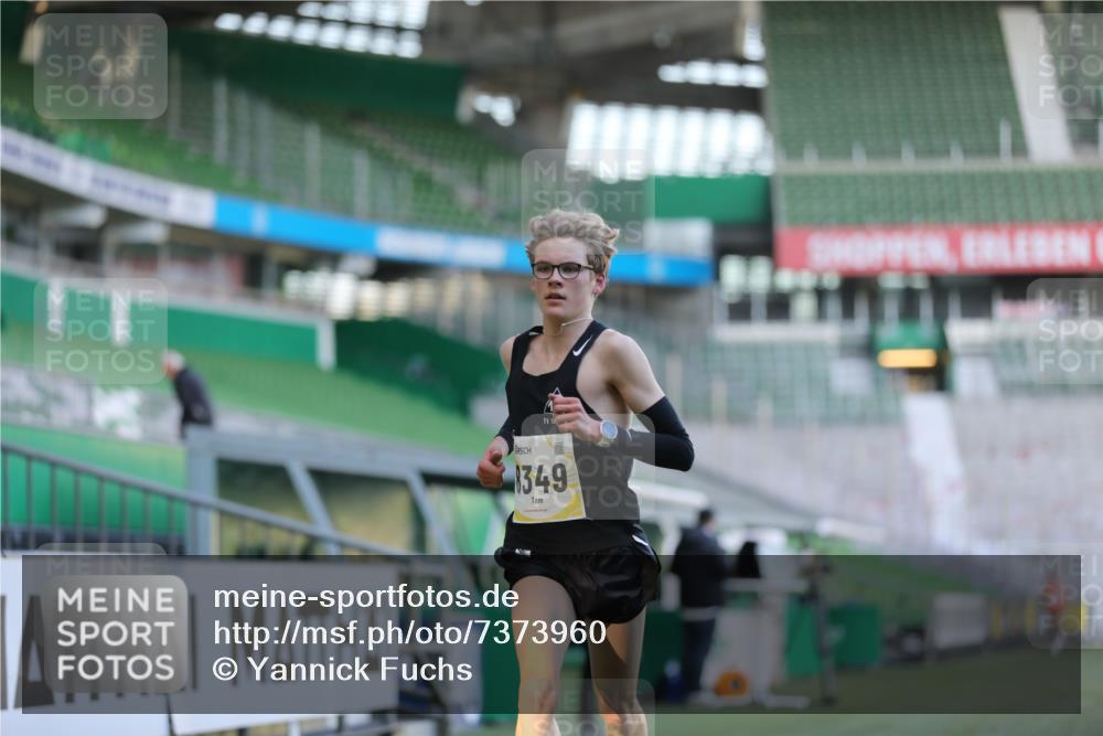 06.10.2024 - 19. swb-Marathon Bremen Yannick Fuchs http://msf.ph/oto/7373960 06.10.2024 10:15:23 Laufen im Stadion 8349, 8350, 8395, 8396 meine-sportfotos.de