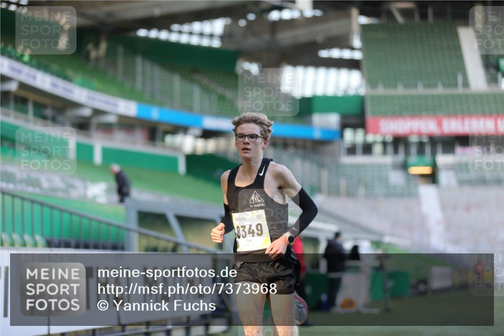 06.10.2024 - 19. swb-Marathon Bremen Yannick Fuchs http://msf.ph/oto/7373968 06.10.2024 10:15:24 Laufen im Stadion 8349, 8350, 8395, 8396 meine-sportfotos.de