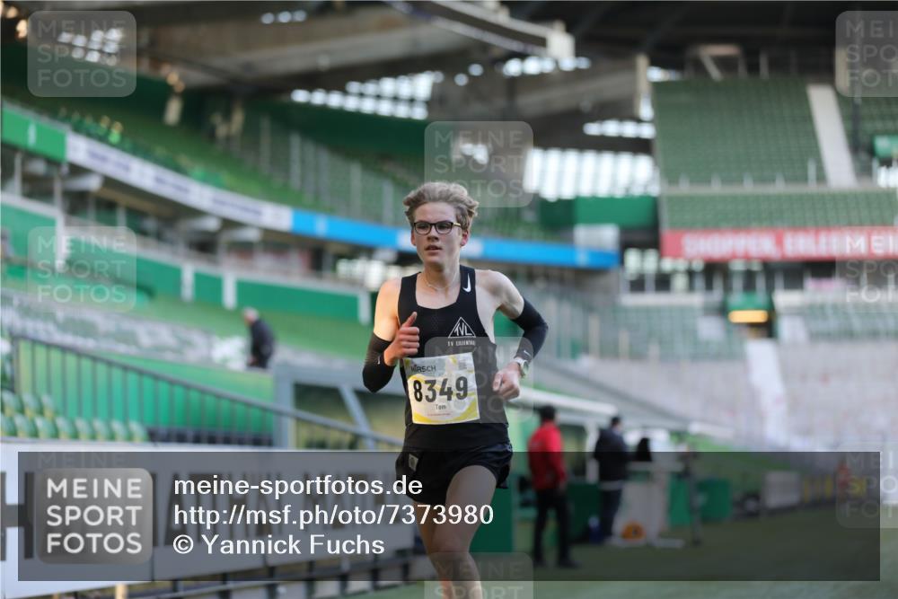 06.10.2024 - 19. swb-Marathon Bremen Yannick Fuchs http://msf.ph/oto/7373980 06.10.2024 10:15:24 Laufen im Stadion 8349, 8350, 8395, 8396 meine-sportfotos.de