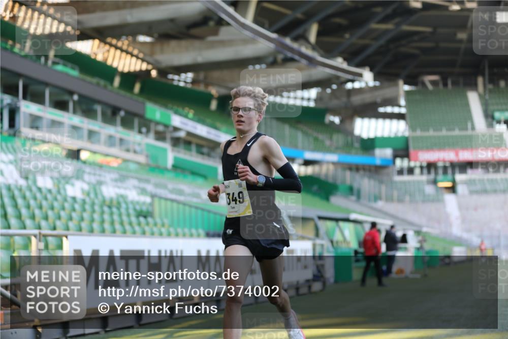 06.10.2024 - 19. swb-Marathon Bremen Yannick Fuchs http://msf.ph/oto/7374002 06.10.2024 10:15:24 Laufen im Stadion 8349, 8350, 8395, 8396 meine-sportfotos.de