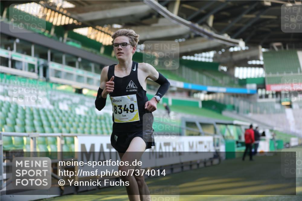 06.10.2024 - 19. swb-Marathon Bremen Yannick Fuchs http://msf.ph/oto/7374014 06.10.2024 10:15:24 Laufen im Stadion 8349, 8350, 8395, 8396 meine-sportfotos.de