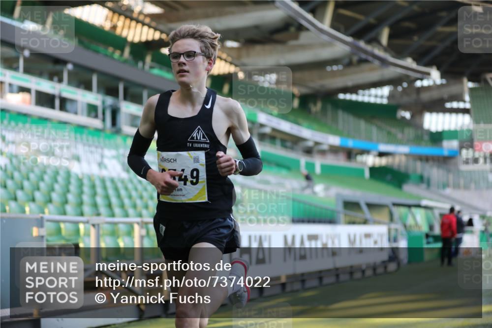 06.10.2024 - 19. swb-Marathon Bremen Yannick Fuchs http://msf.ph/oto/7374022 06.10.2024 10:15:25 Laufen im Stadion 8349, 8395, 8396 meine-sportfotos.de