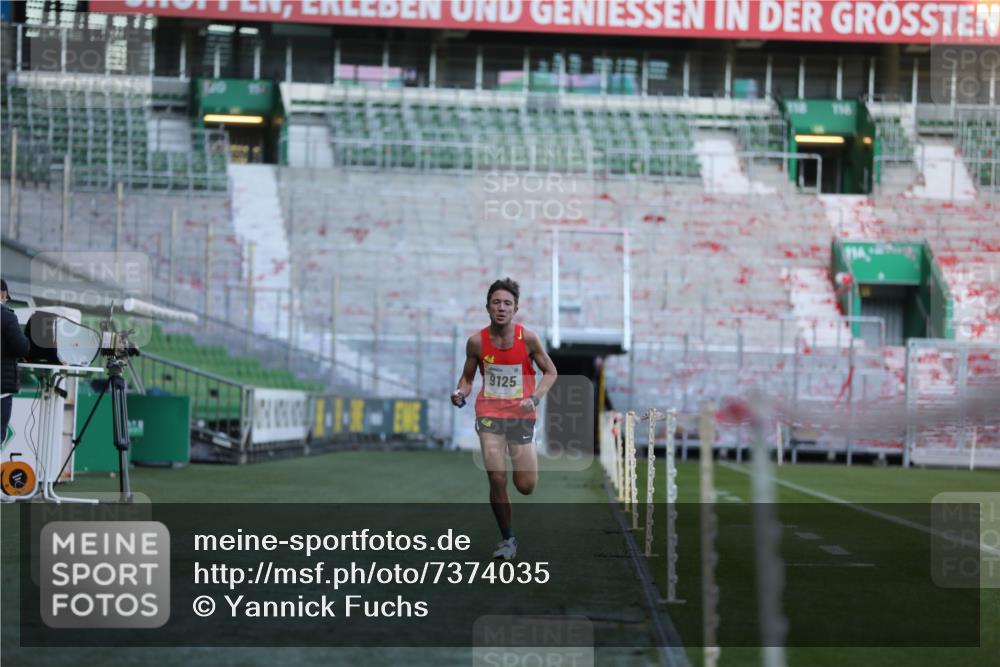 06.10.2024 - 19. swb-Marathon Bremen Yannick Fuchs http://msf.ph/oto/7374035 06.10.2024 10:15:36 Laufen im Stadion 8349, 9125 meine-sportfotos.de