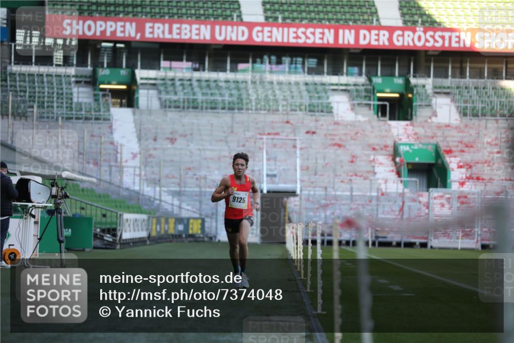 06.10.2024 - 19. swb-Marathon Bremen Yannick Fuchs http://msf.ph/oto/7374048 06.10.2024 10:15:36 Laufen im Stadion 8349, 9125 meine-sportfotos.de