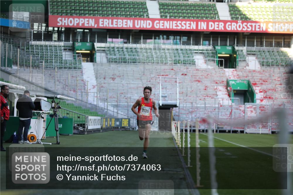 06.10.2024 - 19. swb-Marathon Bremen Yannick Fuchs http://msf.ph/oto/7374063 06.10.2024 10:15:36 Laufen im Stadion 8349, 9125 meine-sportfotos.de