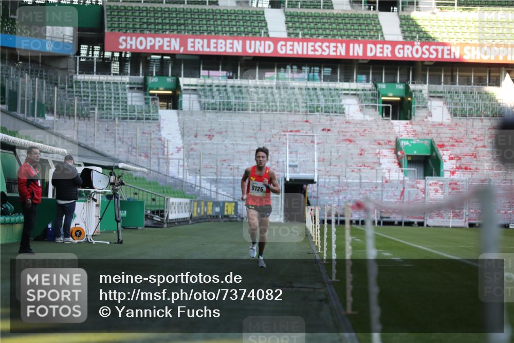 06.10.2024 - 19. swb-Marathon Bremen Yannick Fuchs http://msf.ph/oto/7374082 06.10.2024 10:15:36 Laufen im Stadion 8349, 9125 meine-sportfotos.de