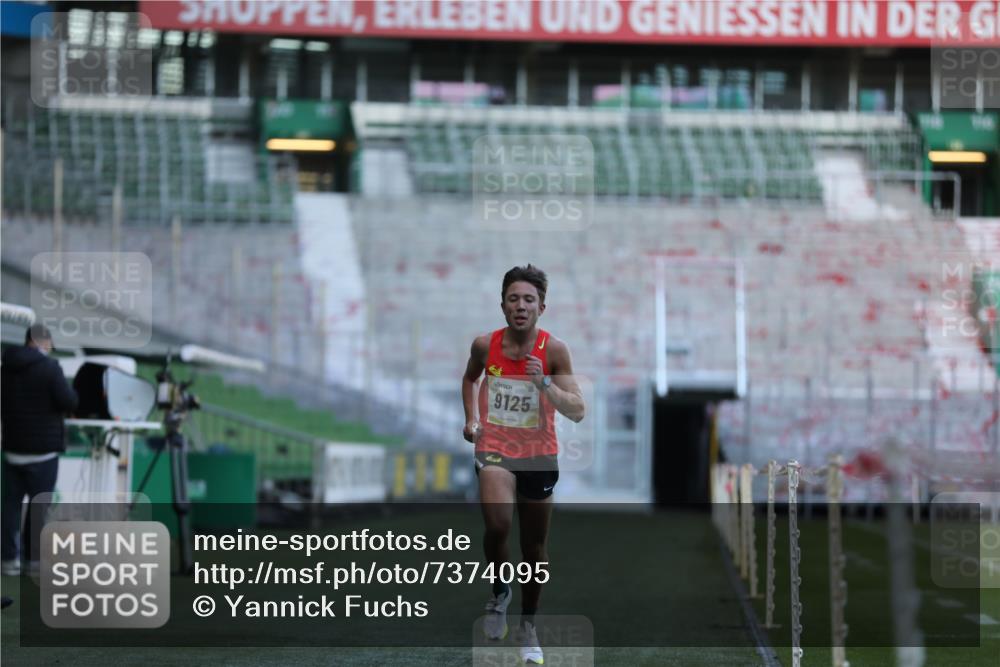 06.10.2024 - 19. swb-Marathon Bremen Yannick Fuchs http://msf.ph/oto/7374095 06.10.2024 10:15:37 Laufen im Stadion 8349, 9125 meine-sportfotos.de