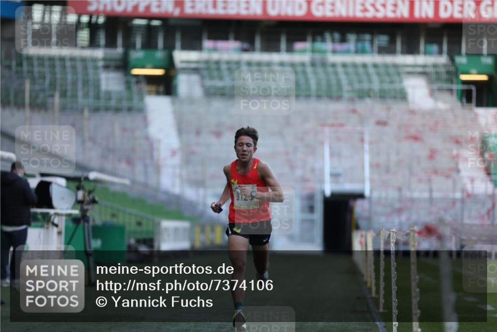 06.10.2024 - 19. swb-Marathon Bremen Yannick Fuchs http://msf.ph/oto/7374106 06.10.2024 10:15:37 Laufen im Stadion 8349, 9125 meine-sportfotos.de