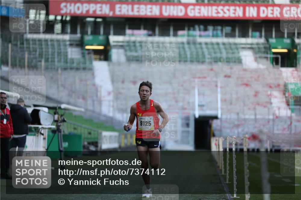 06.10.2024 - 19. swb-Marathon Bremen Yannick Fuchs http://msf.ph/oto/7374112 06.10.2024 10:15:37 Laufen im Stadion 8349, 9125 meine-sportfotos.de