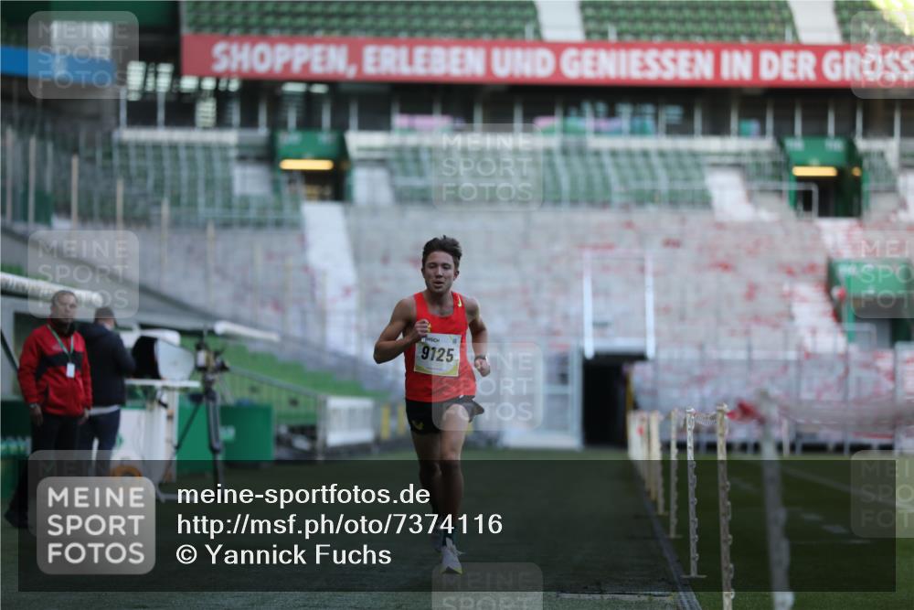 06.10.2024 - 19. swb-Marathon Bremen Yannick Fuchs http://msf.ph/oto/7374116 06.10.2024 10:15:38 Laufen im Stadion 8349, 9125 meine-sportfotos.de