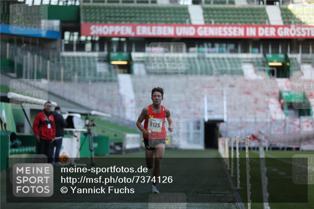06.10.2024 - 19. swb-Marathon Bremen Yannick Fuchs http://msf.ph/oto/7374126 06.10.2024 10:15:38 Laufen im Stadion 8349, 9125 meine-sportfotos.de