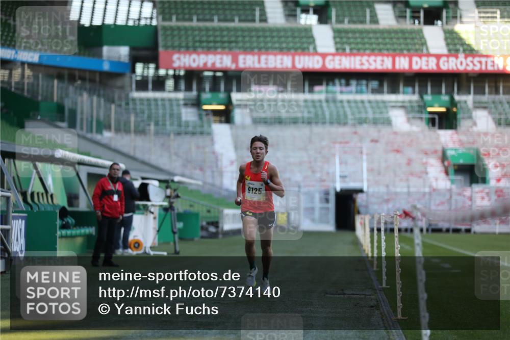 06.10.2024 - 19. swb-Marathon Bremen Yannick Fuchs http://msf.ph/oto/7374140 06.10.2024 10:15:38 Laufen im Stadion 8349, 9125 meine-sportfotos.de