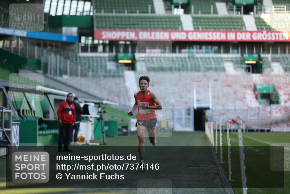 06.10.2024 - 19. swb-Marathon Bremen Yannick Fuchs http://msf.ph/oto/7374146 06.10.2024 10:15:38 Laufen im Stadion 8349, 9125 meine-sportfotos.de