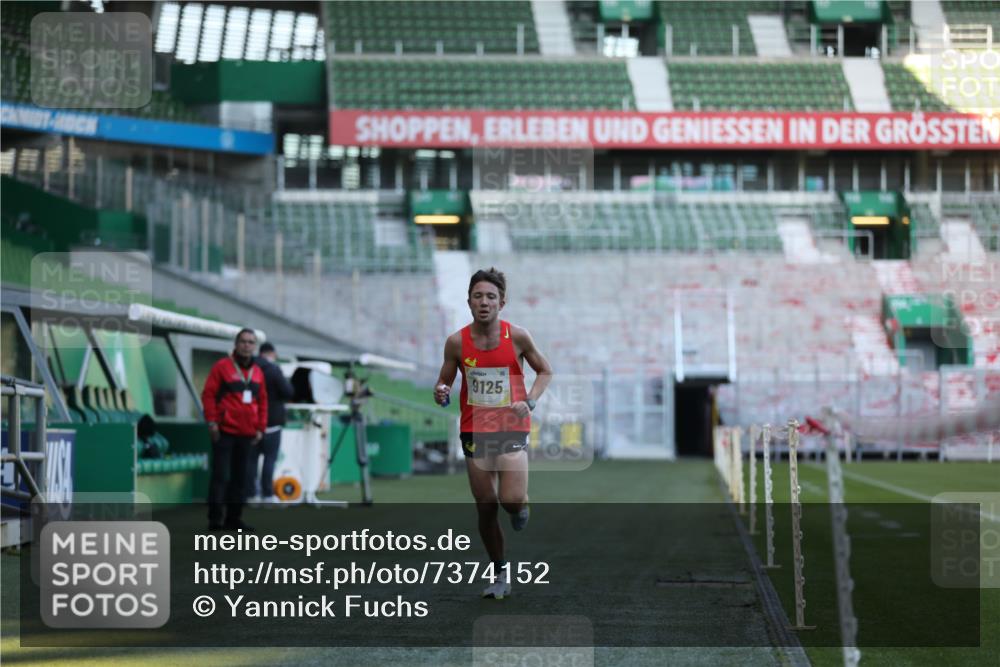 06.10.2024 - 19. swb-Marathon Bremen Yannick Fuchs http://msf.ph/oto/7374152 06.10.2024 10:15:38 Laufen im Stadion 8349, 9125 meine-sportfotos.de