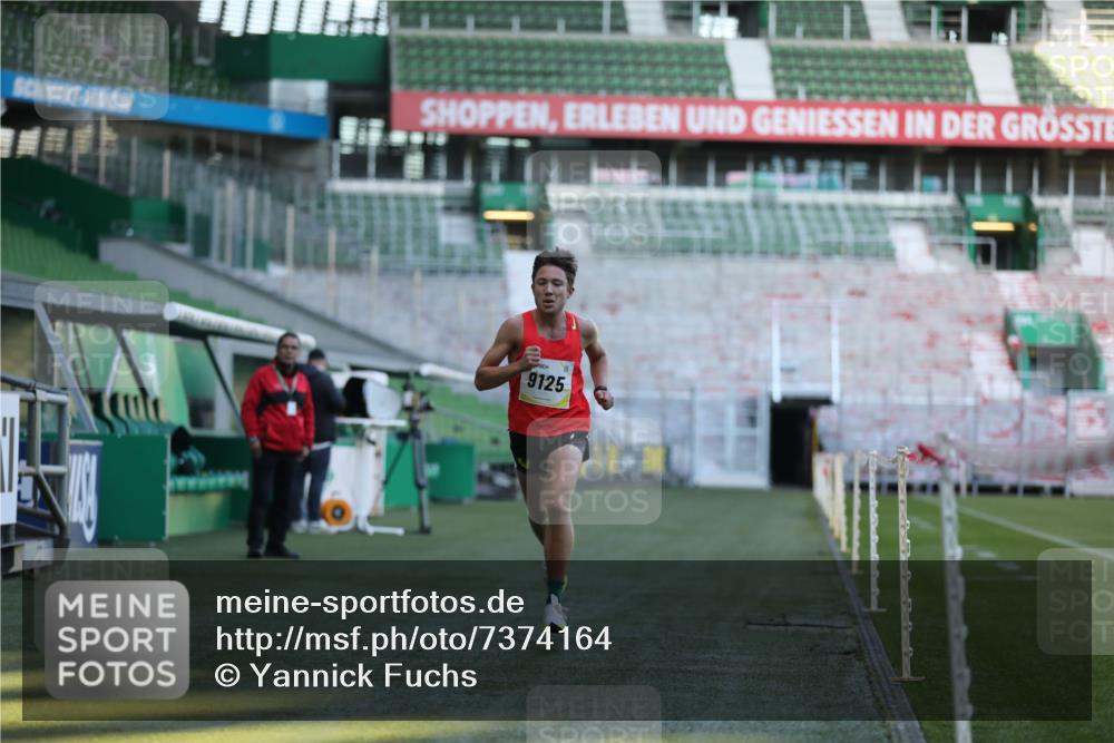 06.10.2024 - 19. swb-Marathon Bremen Yannick Fuchs http://msf.ph/oto/7374164 06.10.2024 10:15:38 Laufen im Stadion 8349, 9125 meine-sportfotos.de