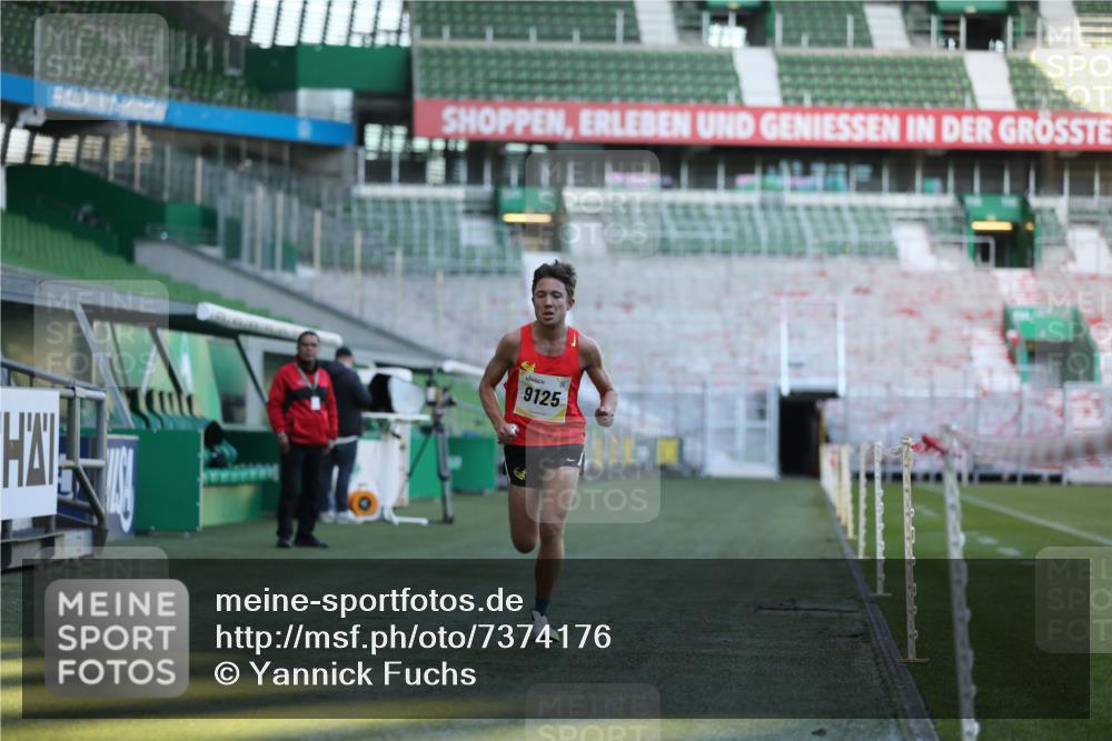 06.10.2024 - 19. swb-Marathon Bremen Yannick Fuchs http://msf.ph/oto/7374176 06.10.2024 10:15:38 Laufen im Stadion 8349, 9125 meine-sportfotos.de