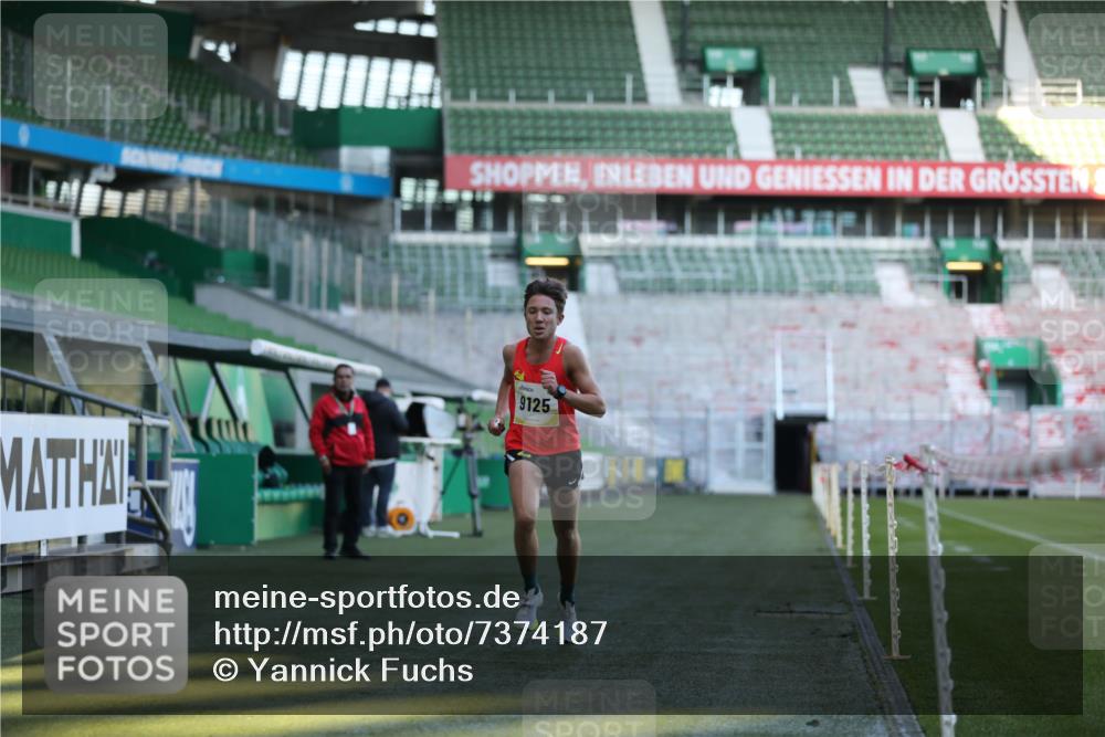 06.10.2024 - 19. swb-Marathon Bremen Yannick Fuchs http://msf.ph/oto/7374187 06.10.2024 10:15:39 Laufen im Stadion 8349, 9125 meine-sportfotos.de