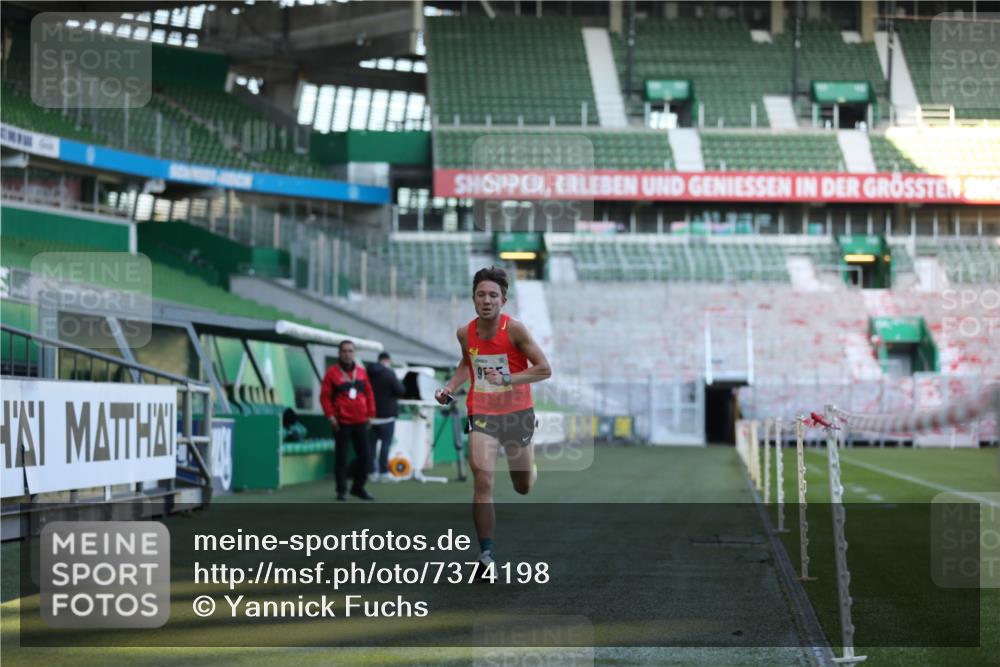 06.10.2024 - 19. swb-Marathon Bremen Yannick Fuchs http://msf.ph/oto/7374198 06.10.2024 10:15:39 Laufen im Stadion 8349, 9125 meine-sportfotos.de