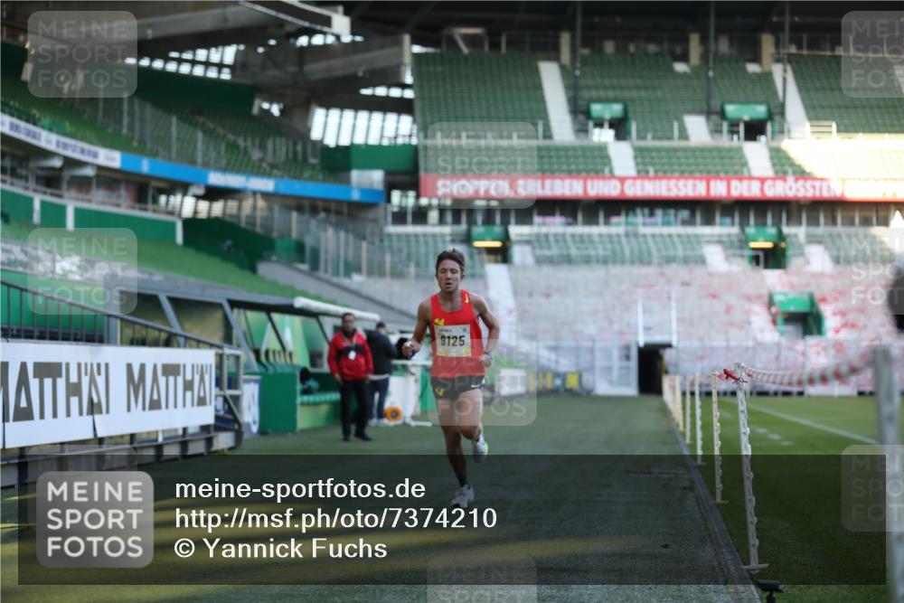 06.10.2024 - 19. swb-Marathon Bremen Yannick Fuchs http://msf.ph/oto/7374210 06.10.2024 10:15:39 Laufen im Stadion 8349, 9125 meine-sportfotos.de