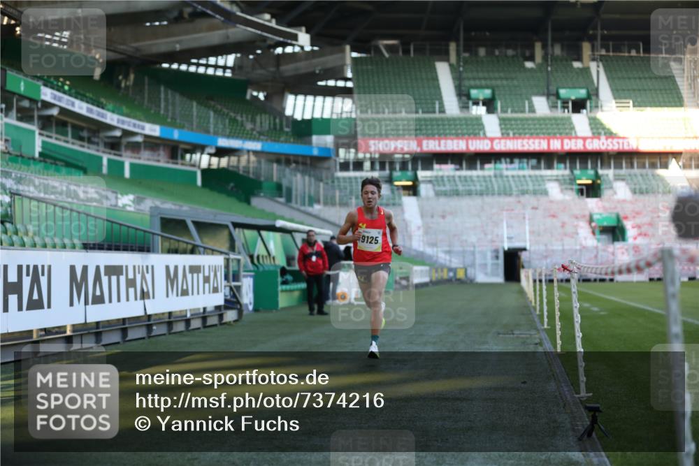 06.10.2024 - 19. swb-Marathon Bremen Yannick Fuchs http://msf.ph/oto/7374216 06.10.2024 10:15:39 Laufen im Stadion 8349, 9125 meine-sportfotos.de
