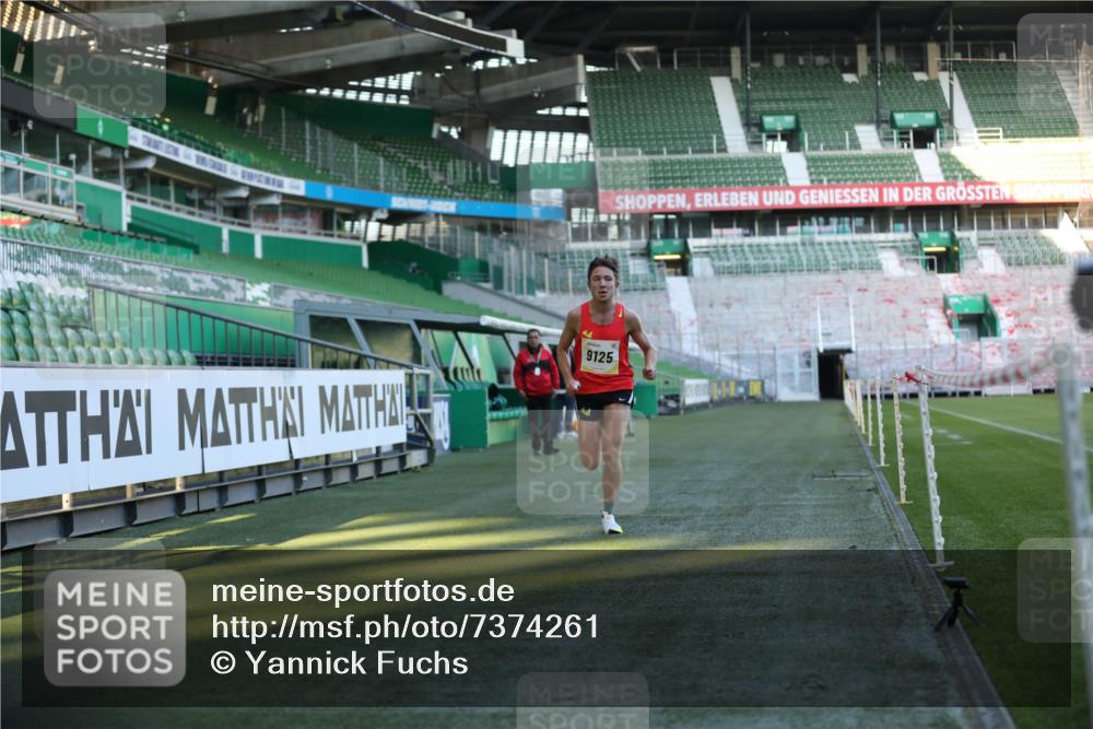 06.10.2024 - 19. swb-Marathon Bremen Yannick Fuchs http://msf.ph/oto/7374261 06.10.2024 10:15:39 Laufen im Stadion 8349, 9125 meine-sportfotos.de