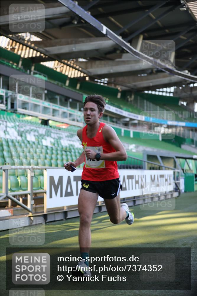 06.10.2024 - 19. swb-Marathon Bremen Yannick Fuchs http://msf.ph/oto/7374352 06.10.2024 10:15:41 Laufen im Stadion 8349, 9125 meine-sportfotos.de