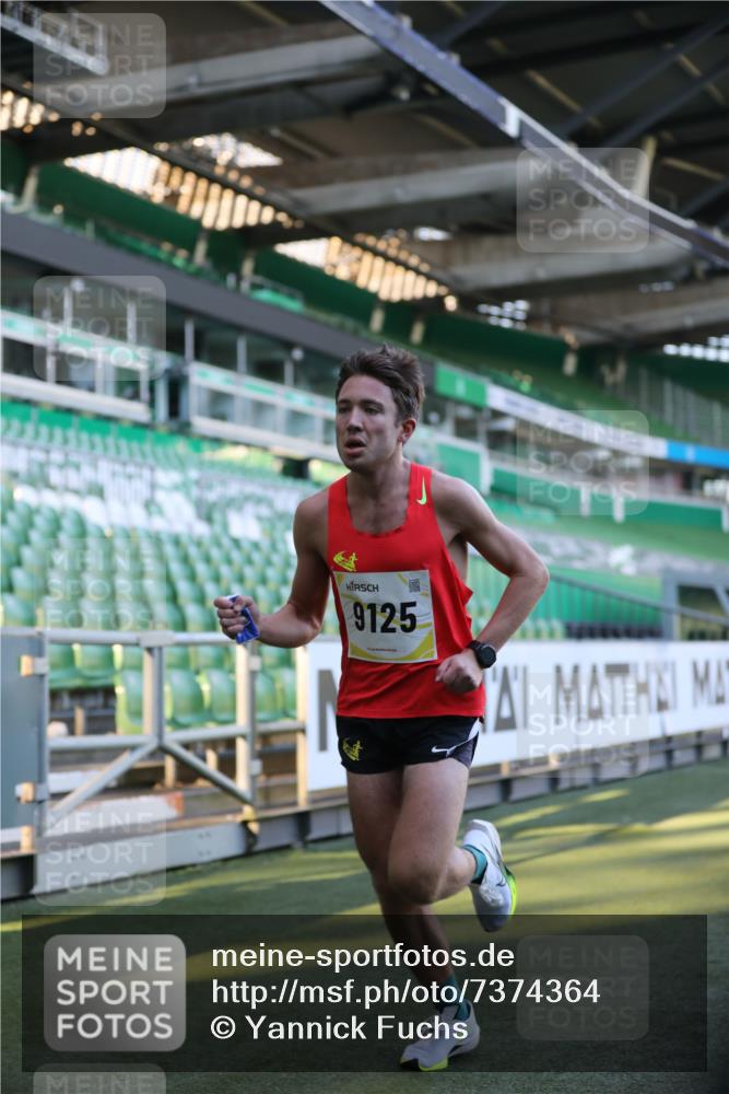 06.10.2024 - 19. swb-Marathon Bremen Yannick Fuchs http://msf.ph/oto/7374364 06.10.2024 10:15:41 Laufen im Stadion 8349, 9125 meine-sportfotos.de