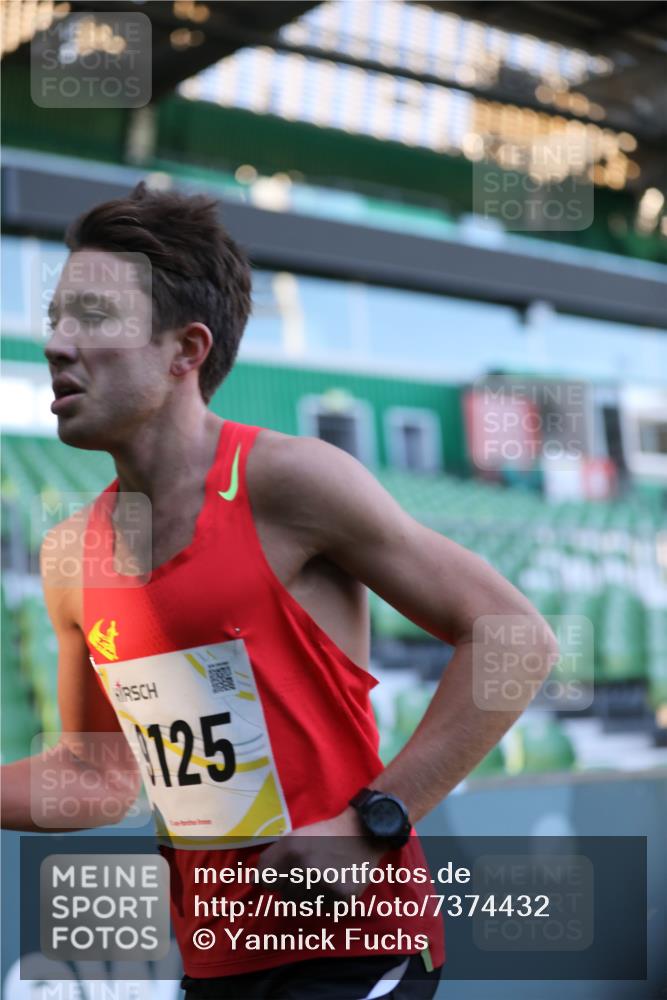 06.10.2024 - 19. swb-Marathon Bremen Yannick Fuchs http://msf.ph/oto/7374432 06.10.2024 10:15:42 Laufen im Stadion 8349, 9125 meine-sportfotos.de