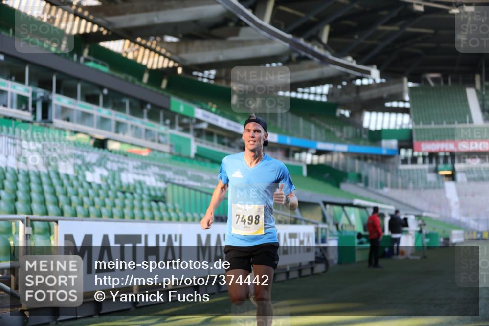 06.10.2024 - 19. swb-Marathon Bremen Yannick Fuchs http://msf.ph/oto/7374442 06.10.2024 10:16:19 Laufen im Stadion 7498, 9125 meine-sportfotos.de